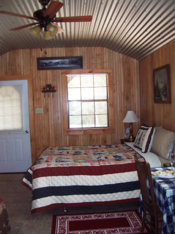 Trailsendcabin1/TEBedFdoor14.JPG